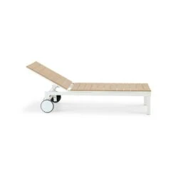Conjunto De 2 Tumbonas Aluminio Blanco Y Polietileno De Alta Densidad Imitación Madera Con Ruedas Con Cojín + Mesita Auxiliar – Osaka Blanco -Grohe Shop a24